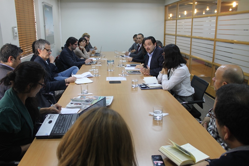 Director Andrés Rebolledo y parte del equipo negociador del acuerdo participaron en la reunión. (foto: Direcon)